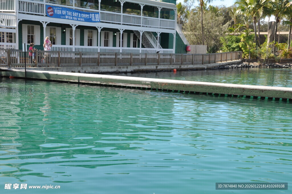 河畔停泊的复古双层游船