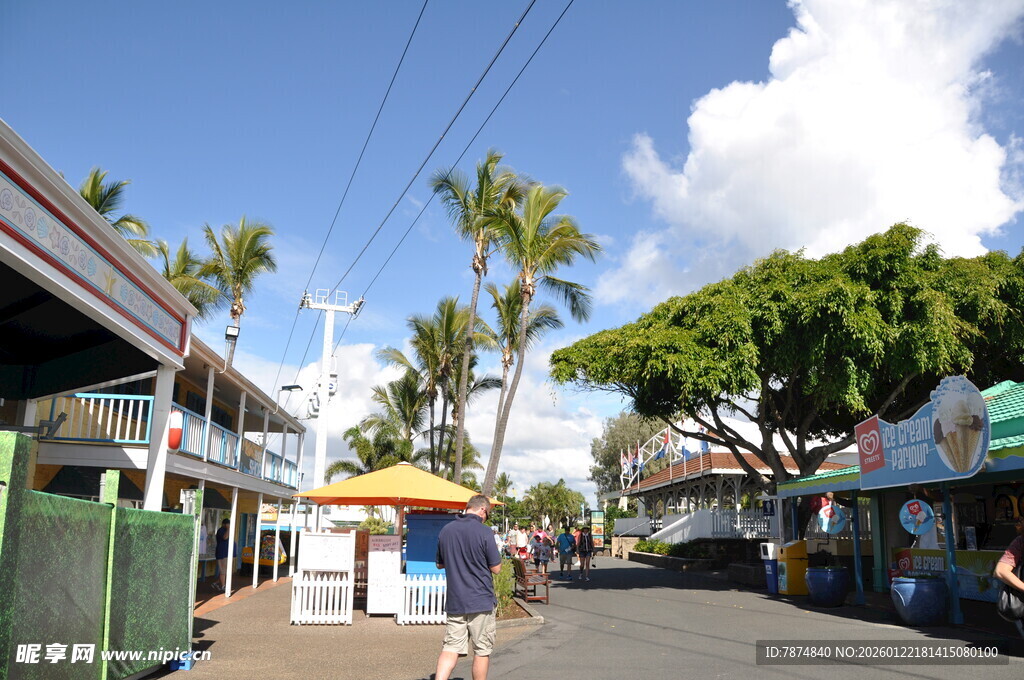 热带风情小镇街道景象