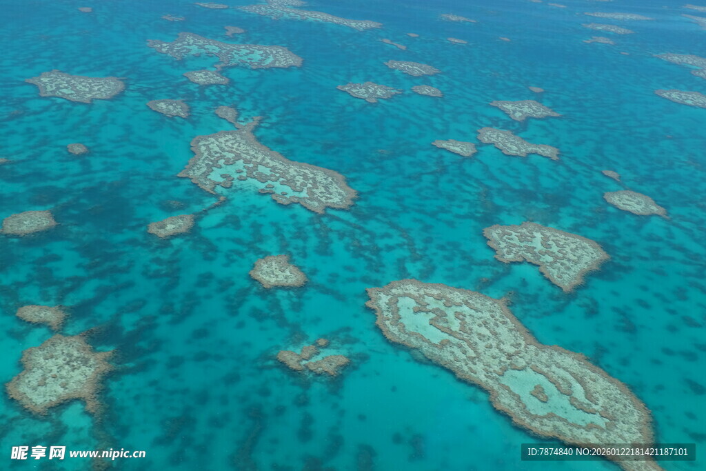 美丽珊瑚礁群岛俯瞰