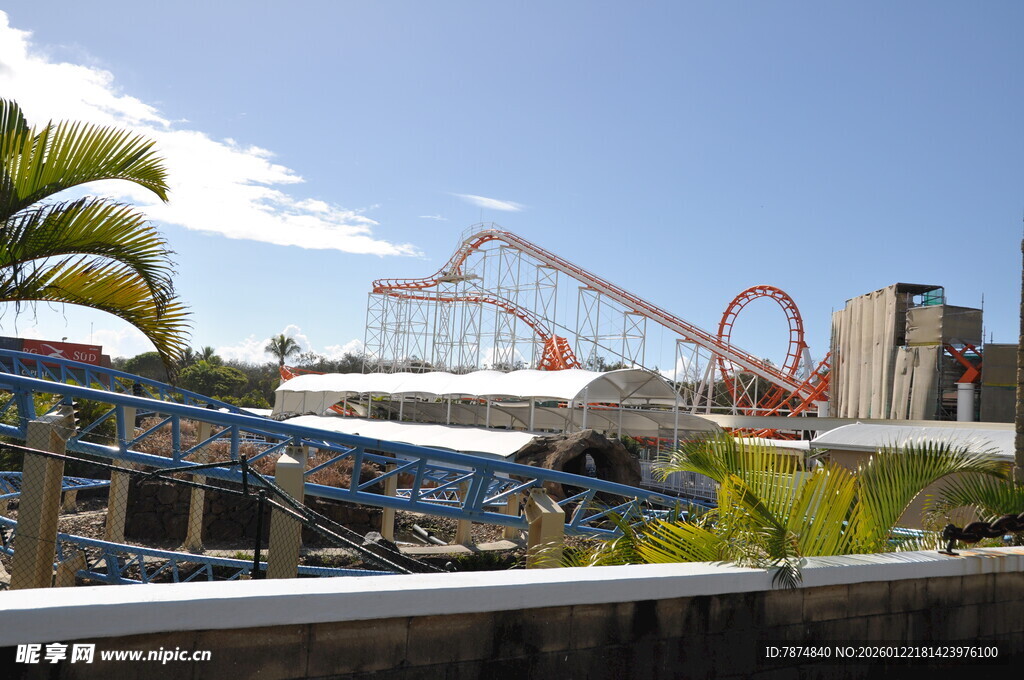 游乐园中的多彩过山车景观