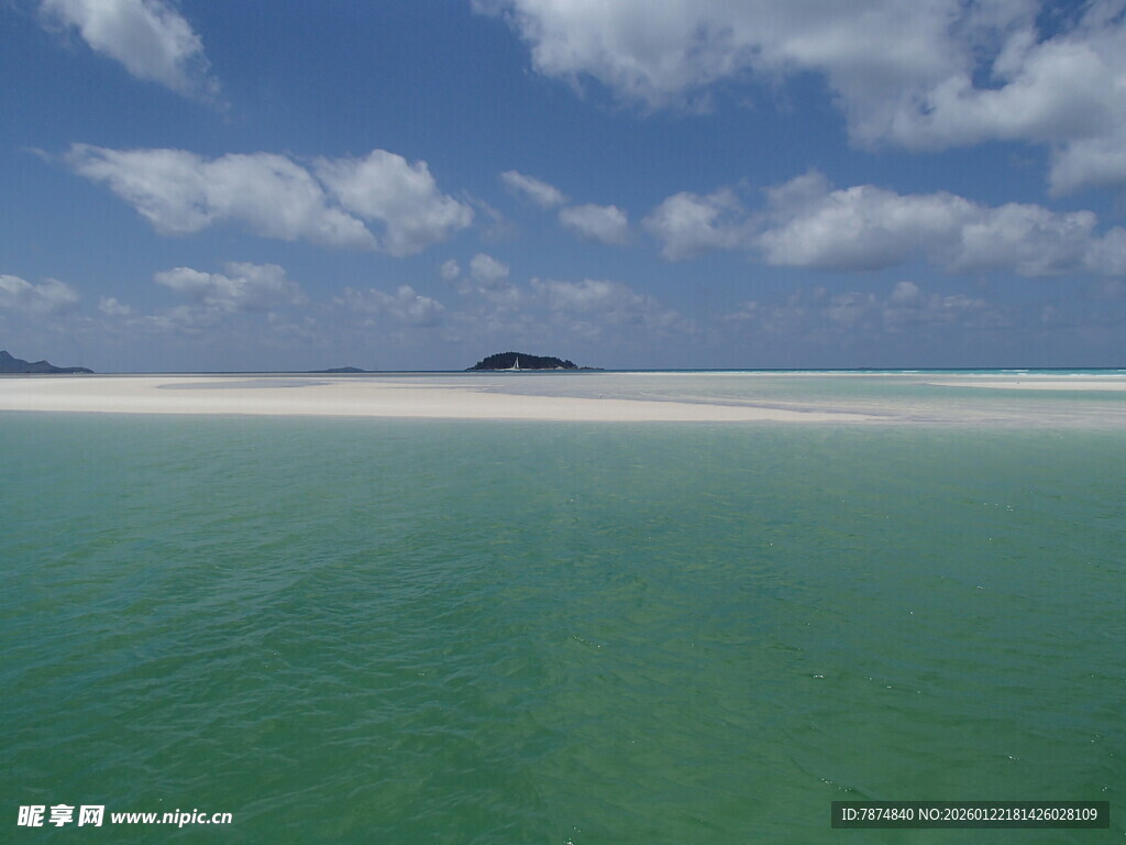 碧海蓝天中的美丽沙滩