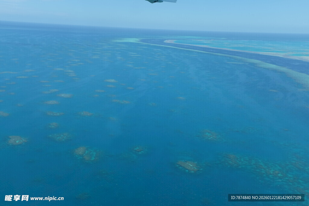 俯瞰蔚蓝海洋中的珊瑚礁