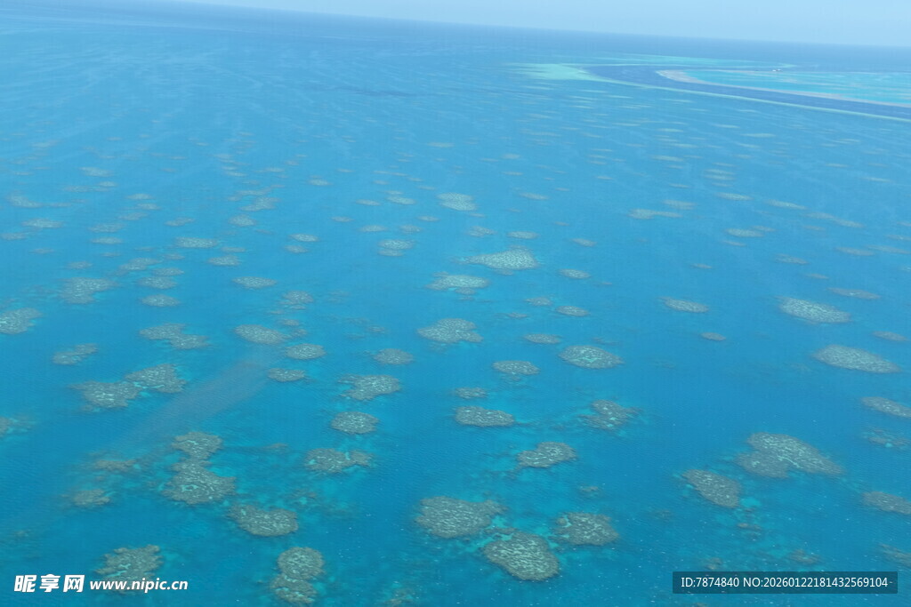 俯瞰蓝色海洋中的珊瑚礁