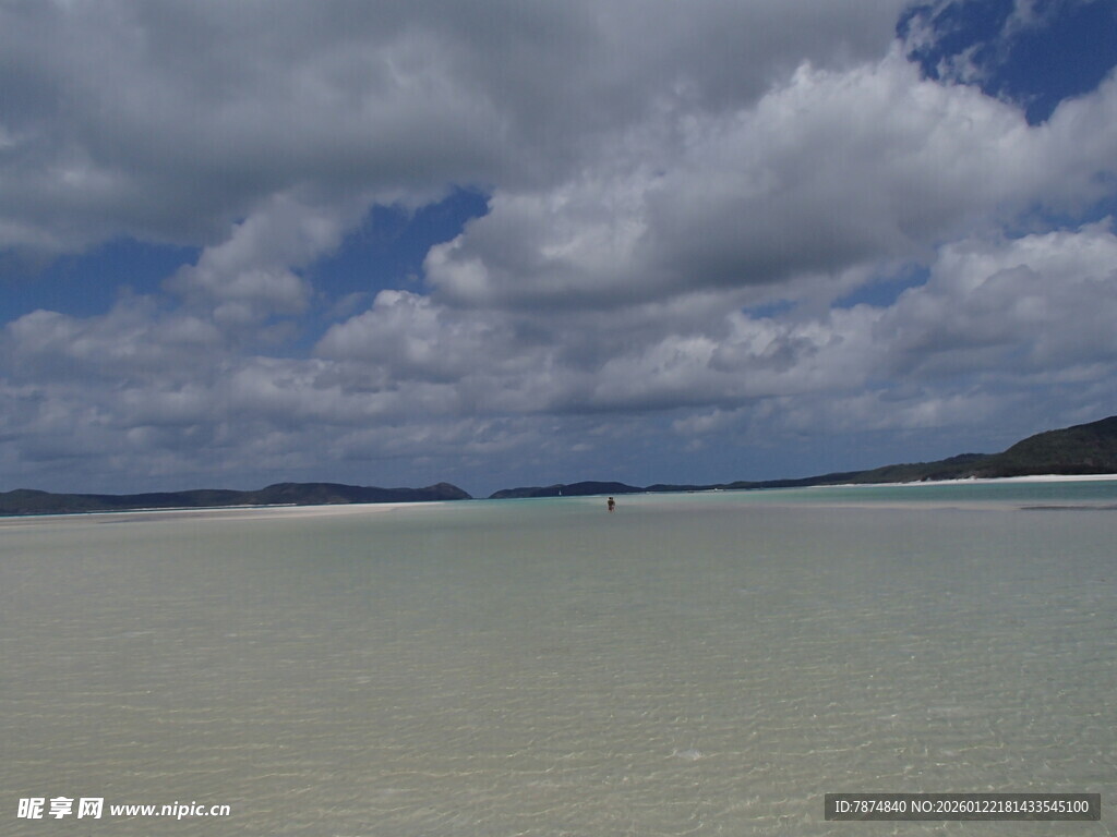 海边广阔水域与蓝天白云