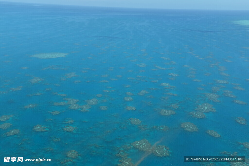 俯瞰蓝色海洋与珊瑚礁