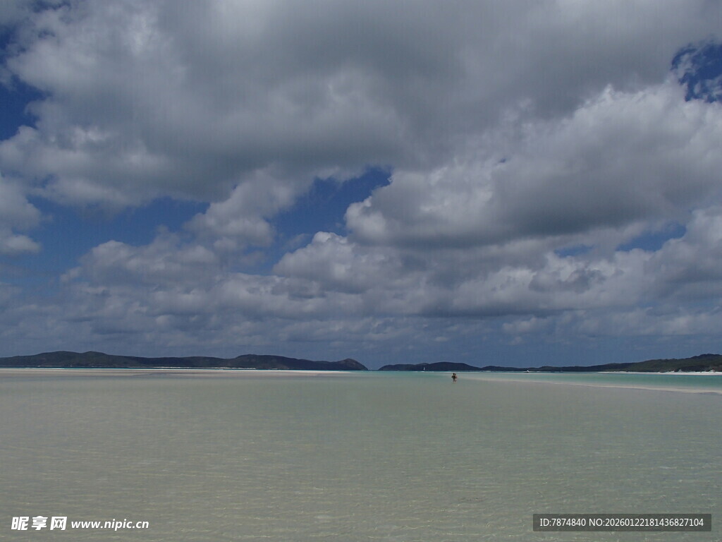 海边辽阔天空下的浅滩美景