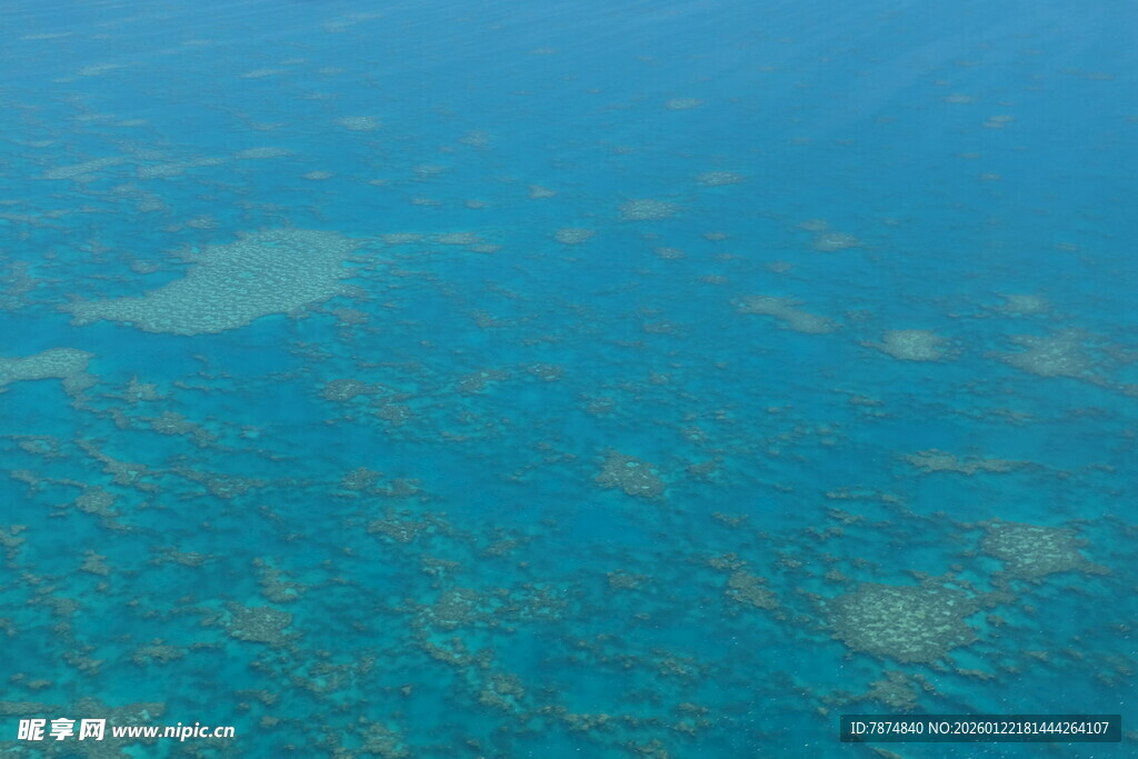 俯瞰碧蓝海水与珊瑚礁