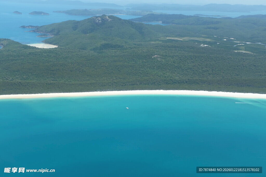碧海蓝天中的美丽海岸线