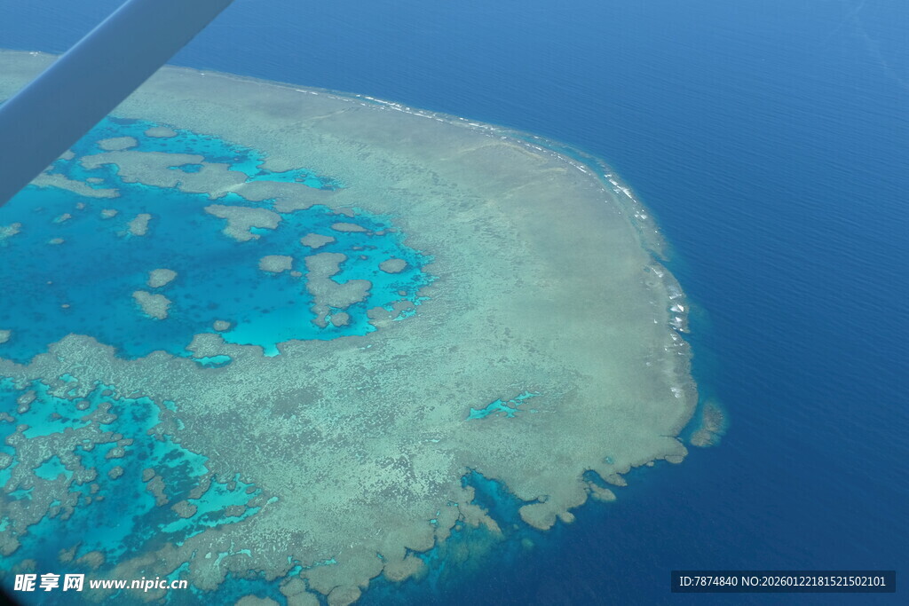 俯瞰美丽的海洋珊瑚礁