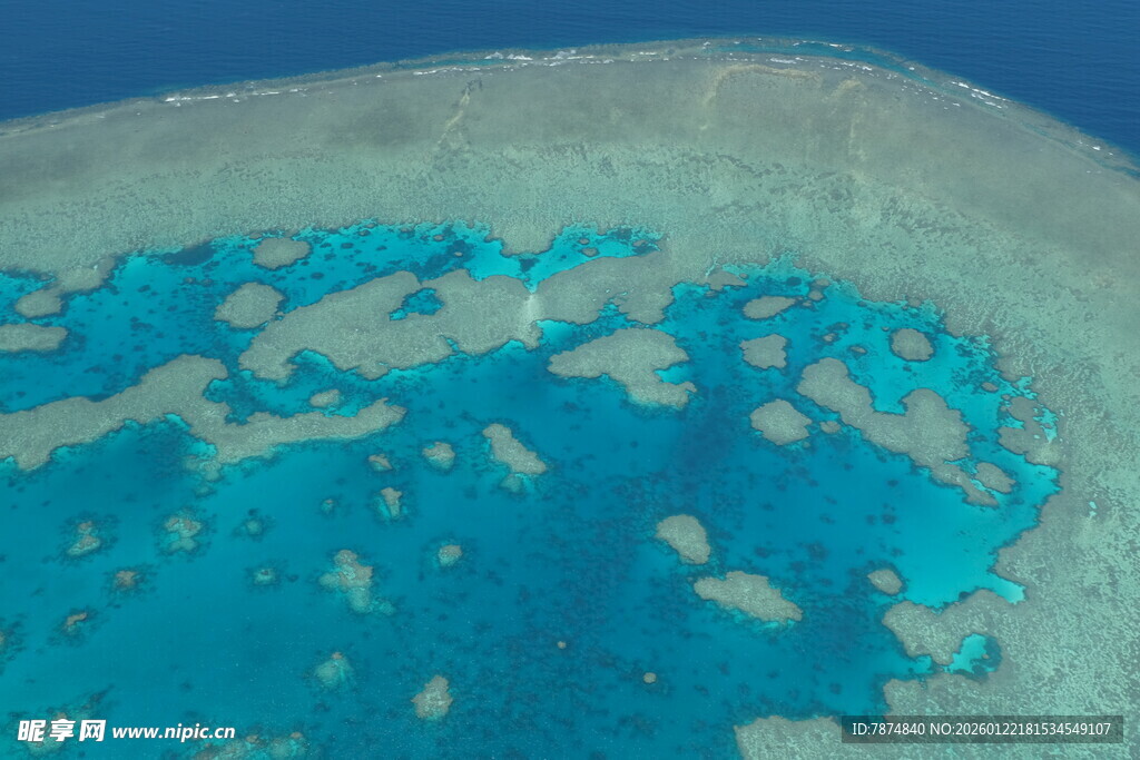美丽蓝色珊瑚礁海域景象
