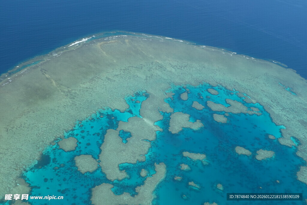 俯瞰美丽的蓝色珊瑚礁海域