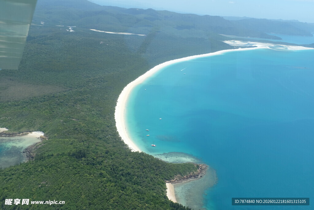 俯瞰绝美蓝色海岸线