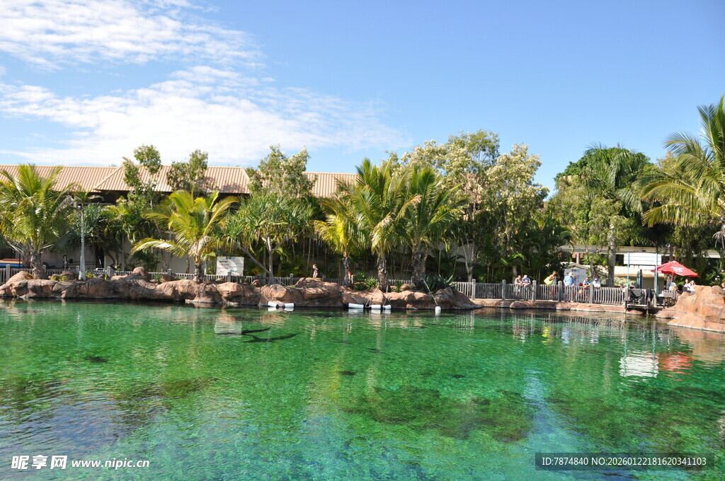 热带清澈水域旁的度假胜地