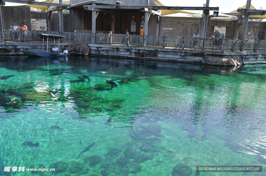 清澈碧绿的水上古老建筑