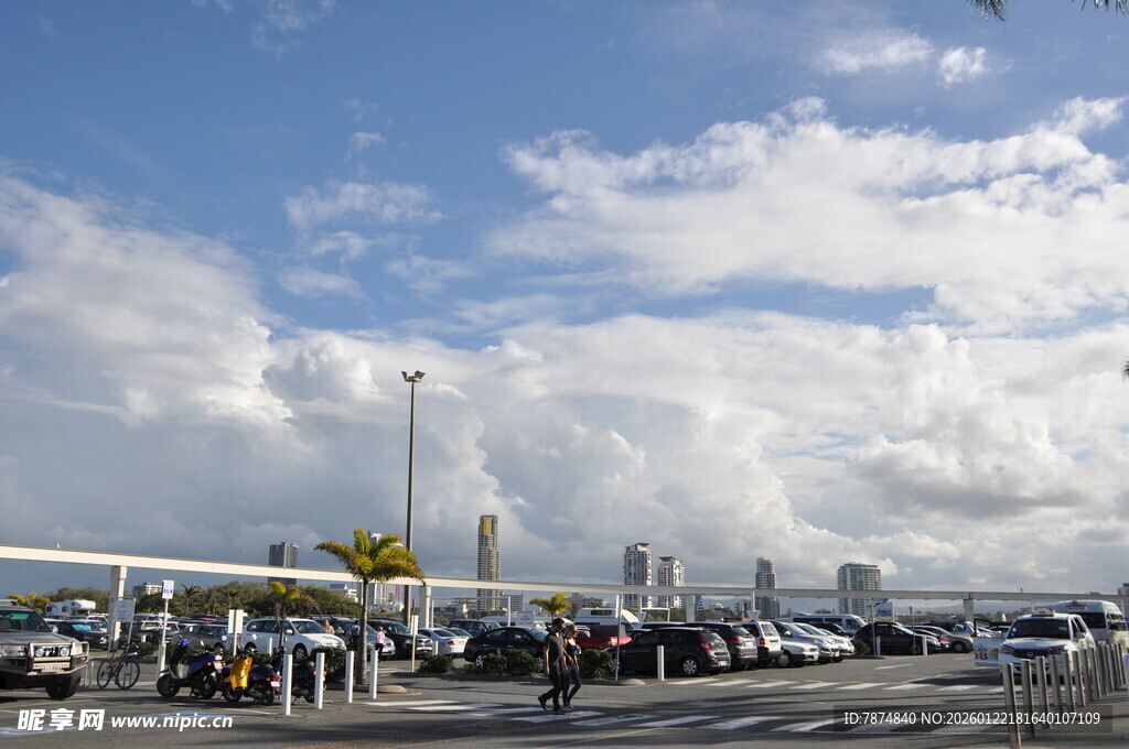 停车场场景 蓝天白云下人群