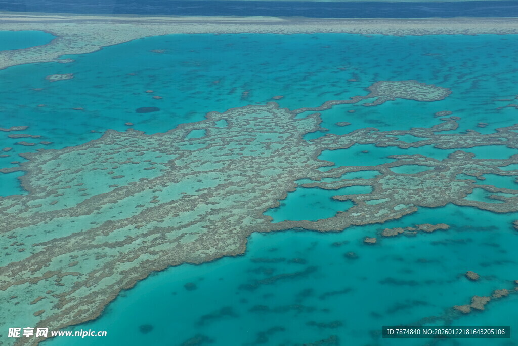 俯瞰绝美蓝绿色珊瑚礁海域