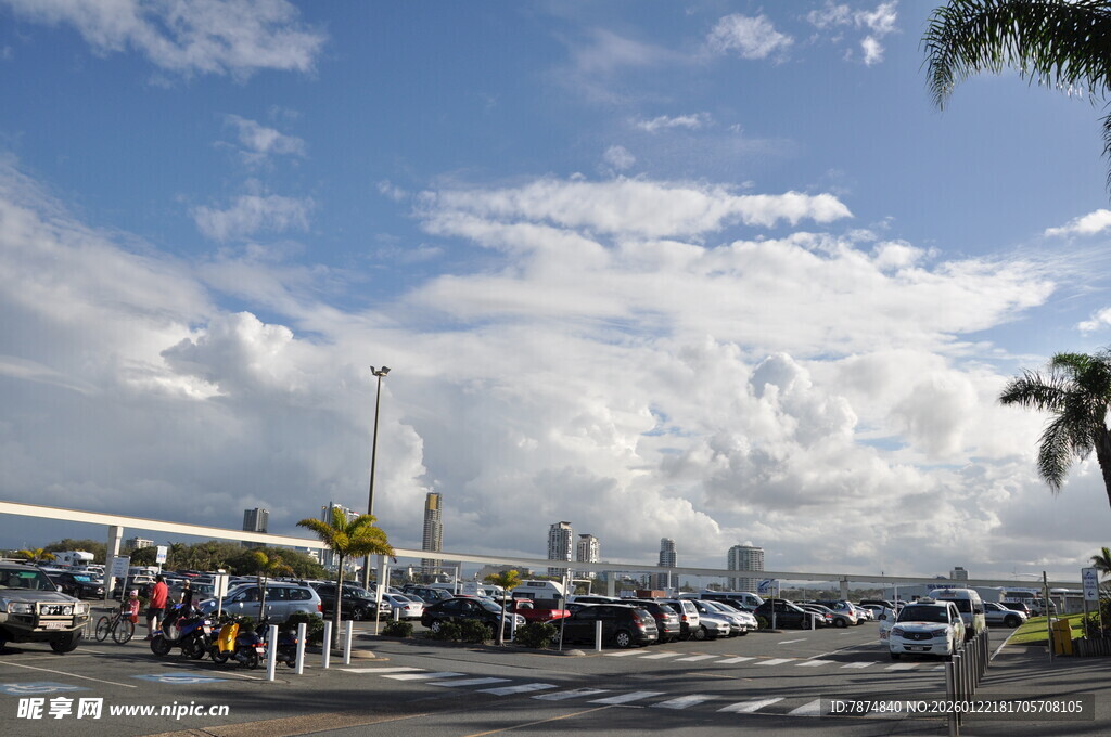 加油站场景 蓝天白云下车辆