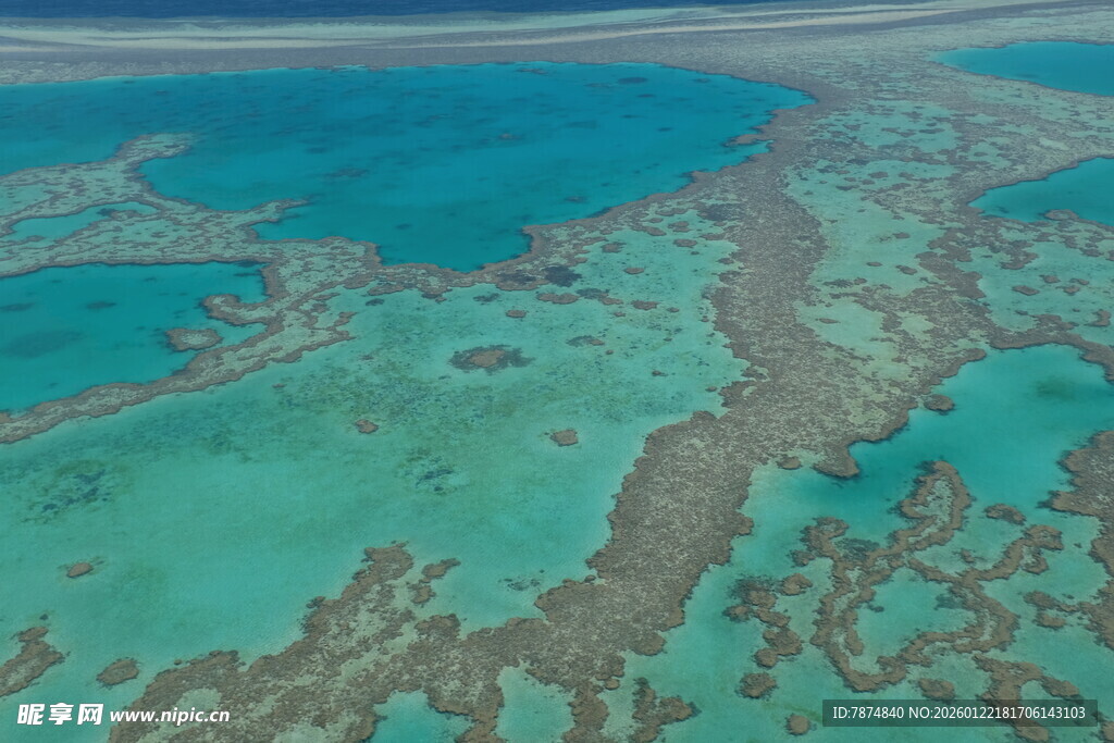 俯瞰美丽珊瑚礁海域