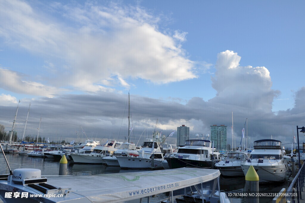 宁静码头停泊多艘船只