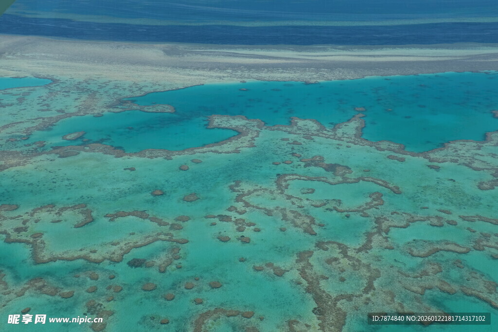 俯瞰美丽的珊瑚礁海域
