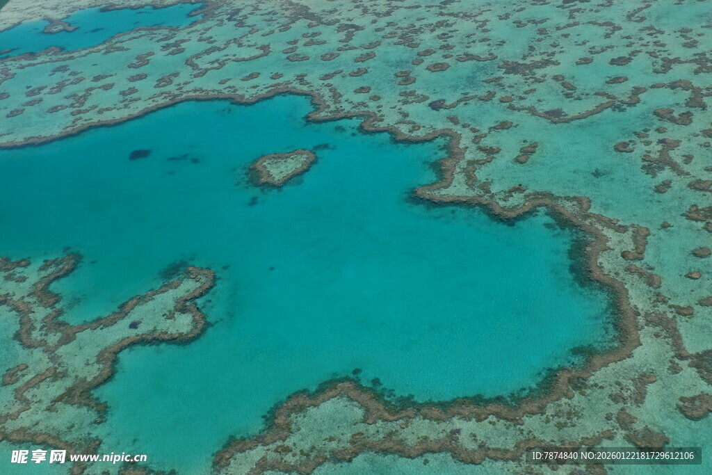 俯瞰美丽的蓝色珊瑚礁海域