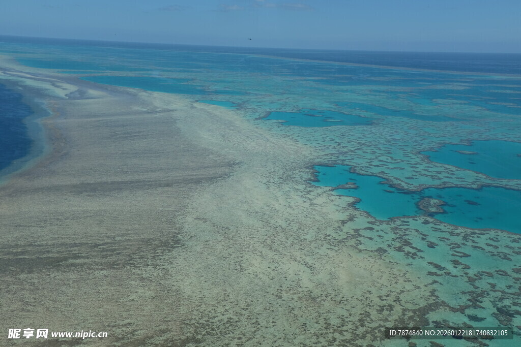 俯瞰美丽壮观的珊瑚礁海岸