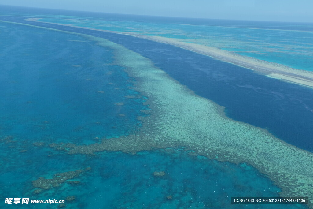 美丽海岛旁的清澈蓝色海域