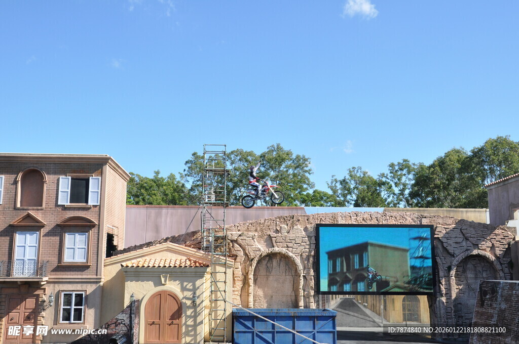 古老建筑旁的艺术壁画