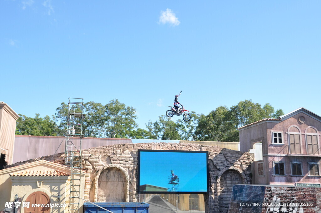 西部风格场景中的蓝色屏幕