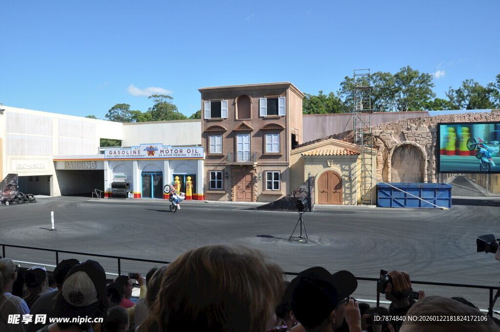 户外舞台表演现场观众