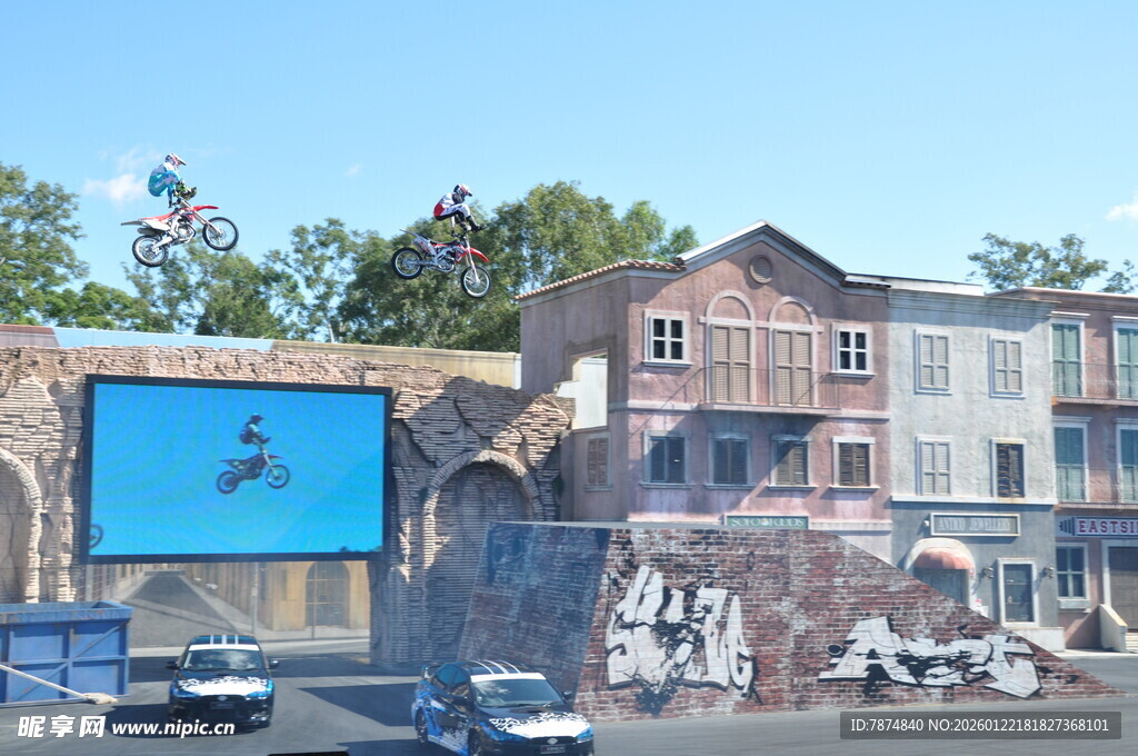 城市街头的多彩建筑景观