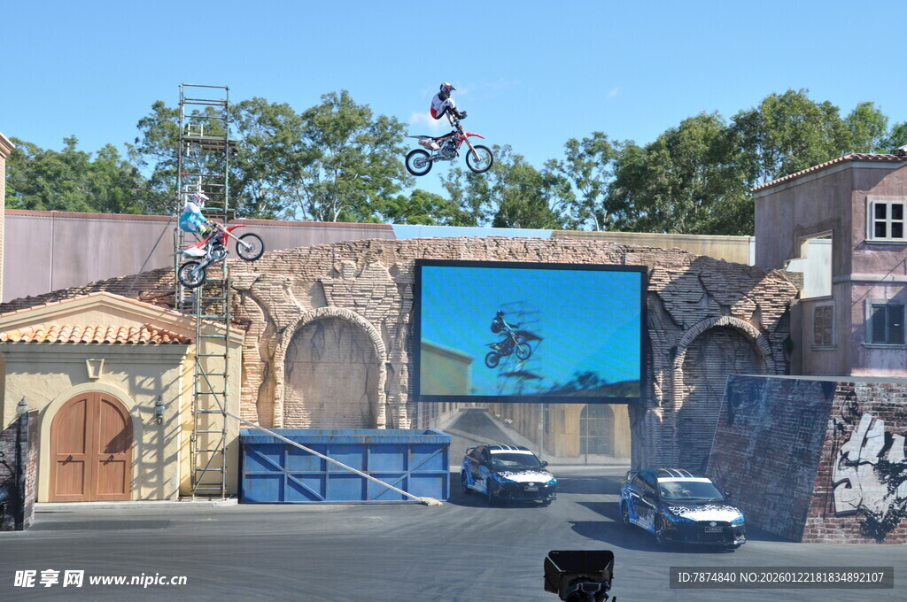 复古风格建筑前的蓝色屏幕