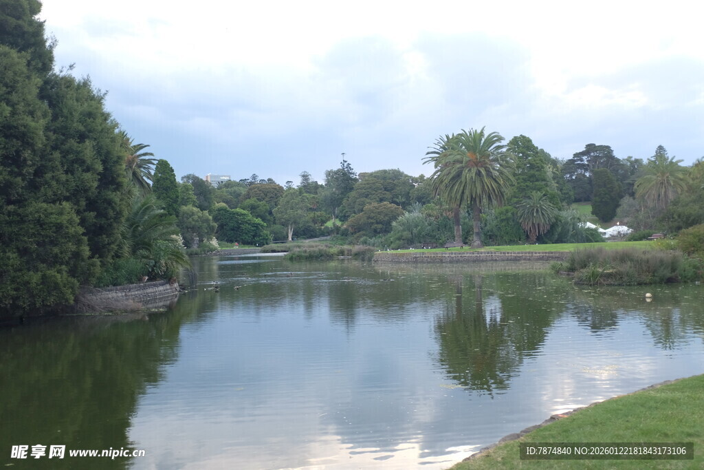 宁静湖畔自然风光