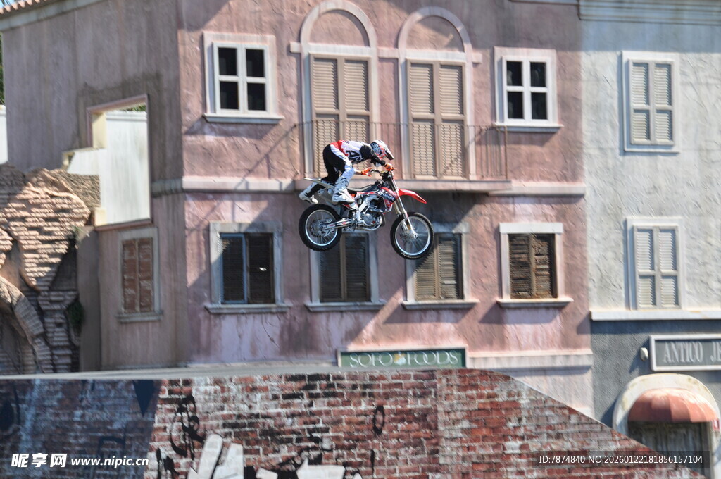 极限摩托手空中酷炫飞跃