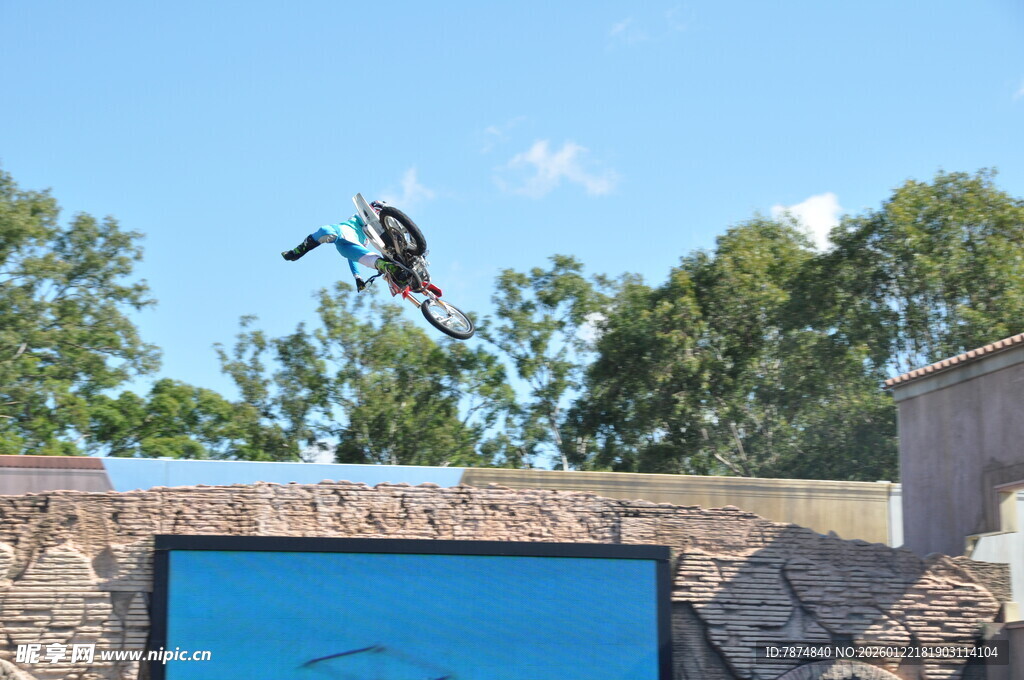 滑板者空中酷炫跳跃瞬间