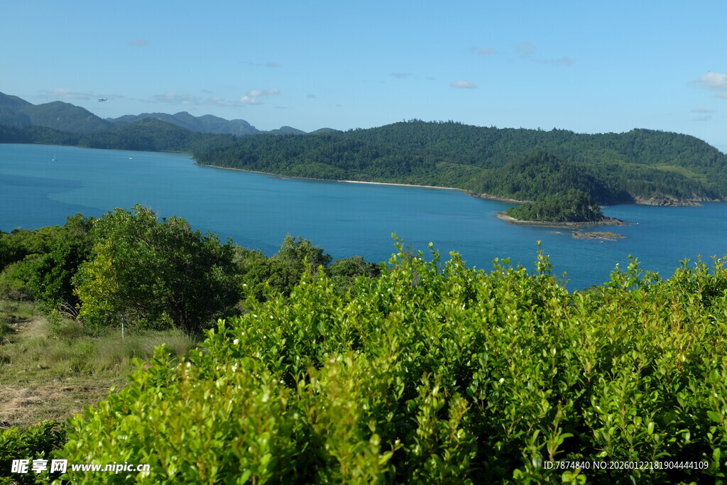 青山环抱的蓝色湖泊风光