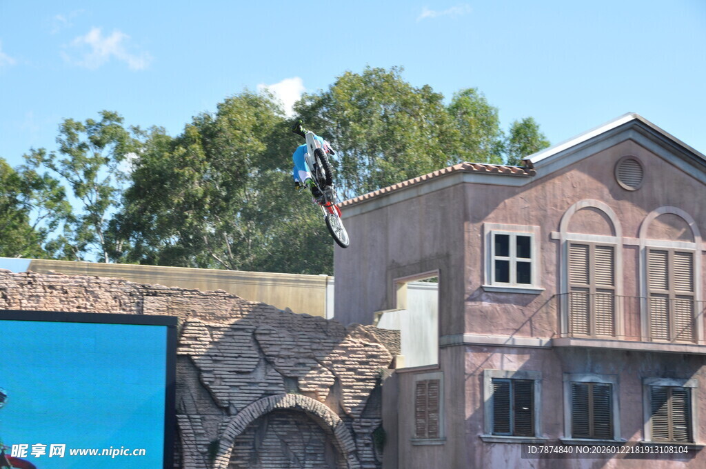 废弃建筑上的工人作业