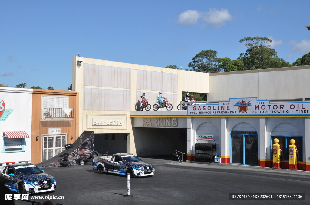 汽车展厅前的多辆汽车