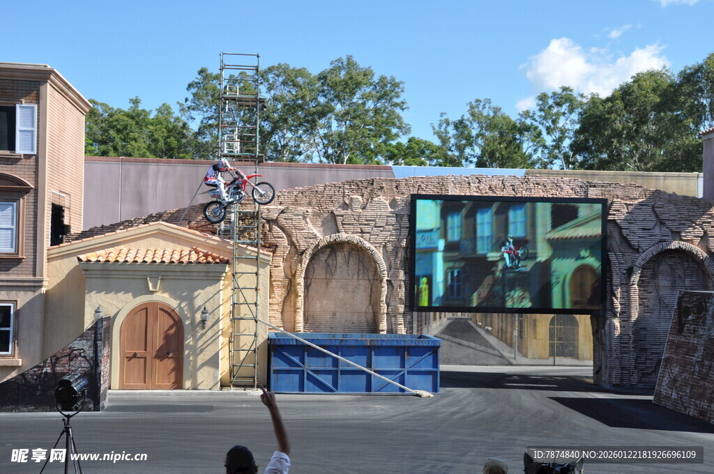 古老建筑前的蓝色围挡场景