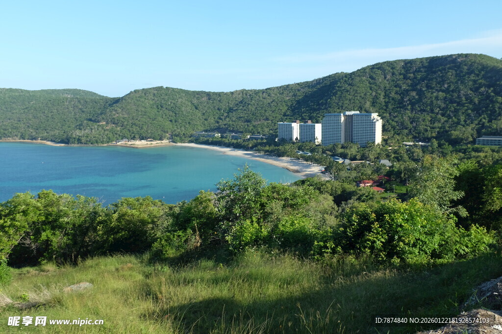 海滨青山间的美丽景致