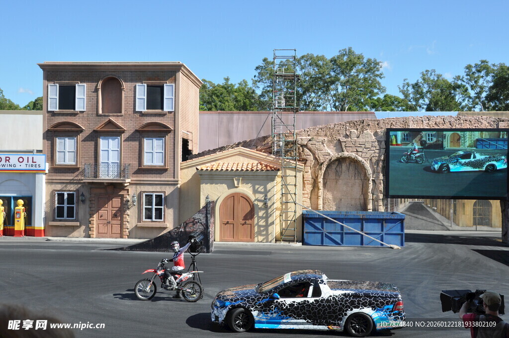 复古街道上的赛车与摩托