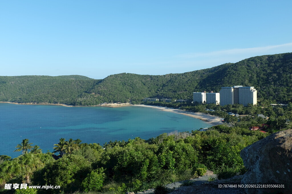 海滨绿树环绕的美丽景致