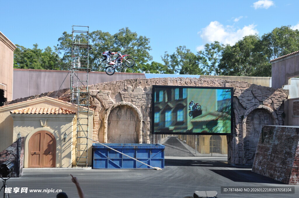 古老建筑旁的现代屏幕展示