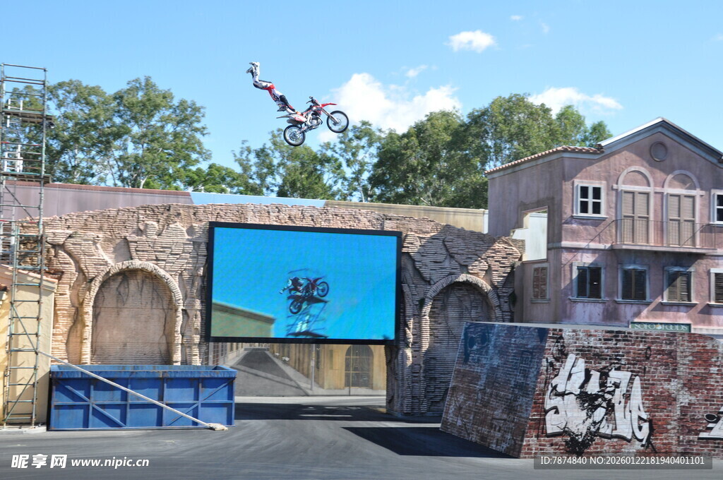 户外特色场景与蓝色屏幕