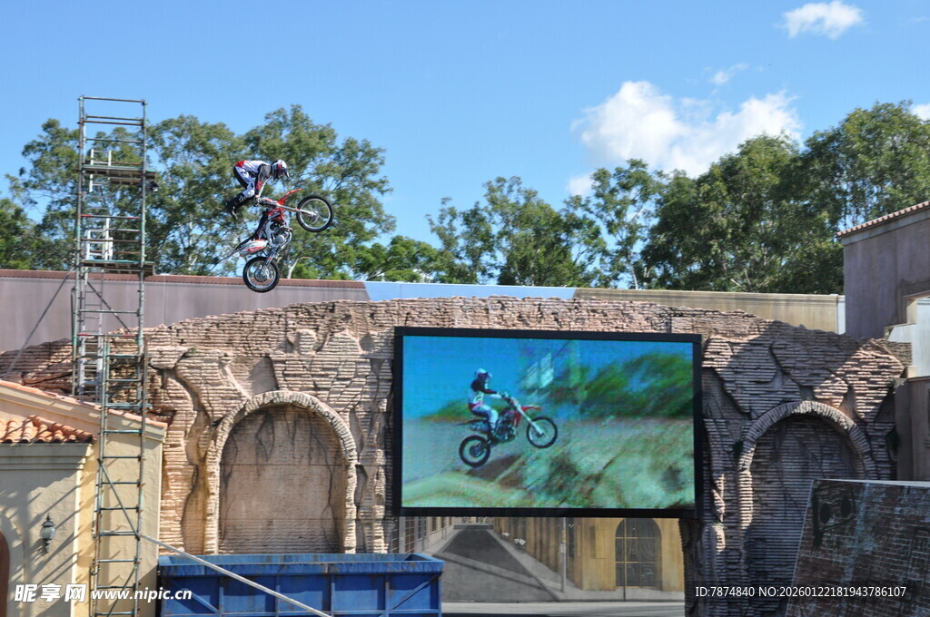 户外屏幕展示海底景象