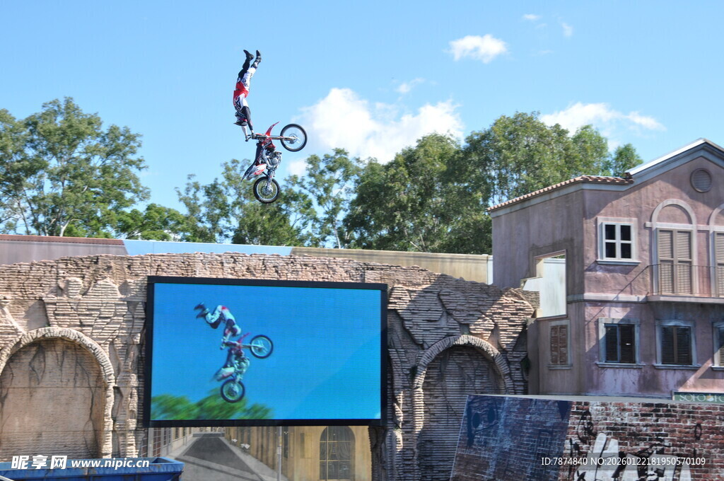 极限摩托空中特技表演