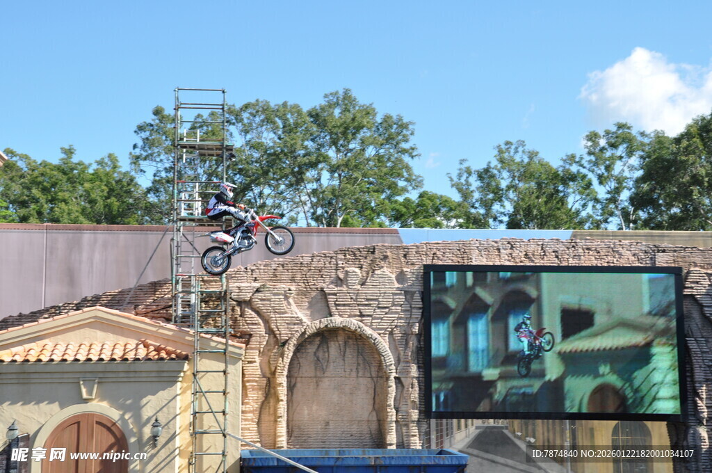 摩托车手空中特技表演