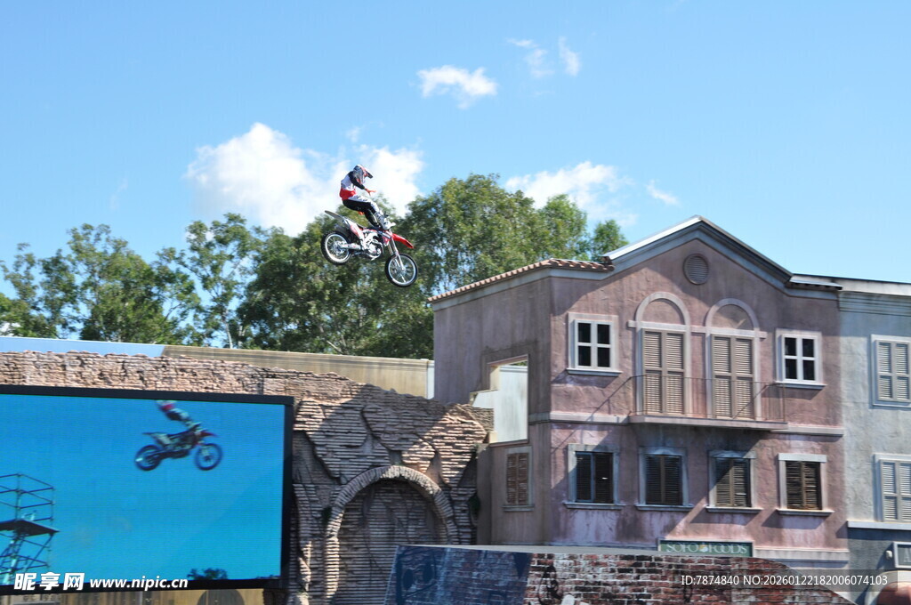 复古建筑旁的蓝色广告牌