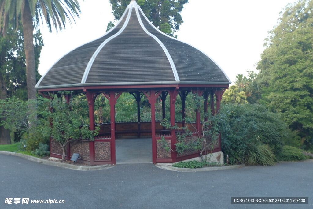 古典凉亭隐于葱郁绿植间