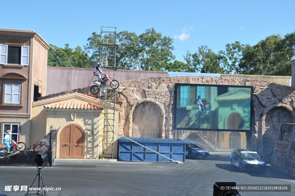 复古场景中的汽车与建筑